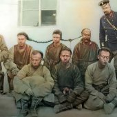 Арестованные хунхузы. (Хунхузы — члены организованных банд, действовавших в Северо-Восточном Китае (Маньчжурии), а также на прилегающих территориях российского Дальнего Востока, Кореи и Монголии). Маньчжурия, начало XX века.