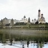 Кремль, стены, церкви и Ивановскя башня и Успенский Собор в котором короновали Царя