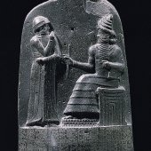 Царь Хаммурапи (слева) и солнечный бог Шамаш (рельеф верхней части столба Свода Законов Хаммурапи)