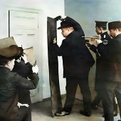 Сотрудники Охранного отделения штурмуют квартиру латвийских эсеров. 1917 г.