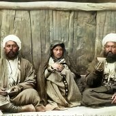 Временная жена со своими продавцами. Бухара, 1880-1900 гг.
